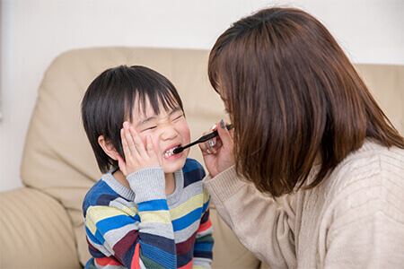 歯磨きする子供